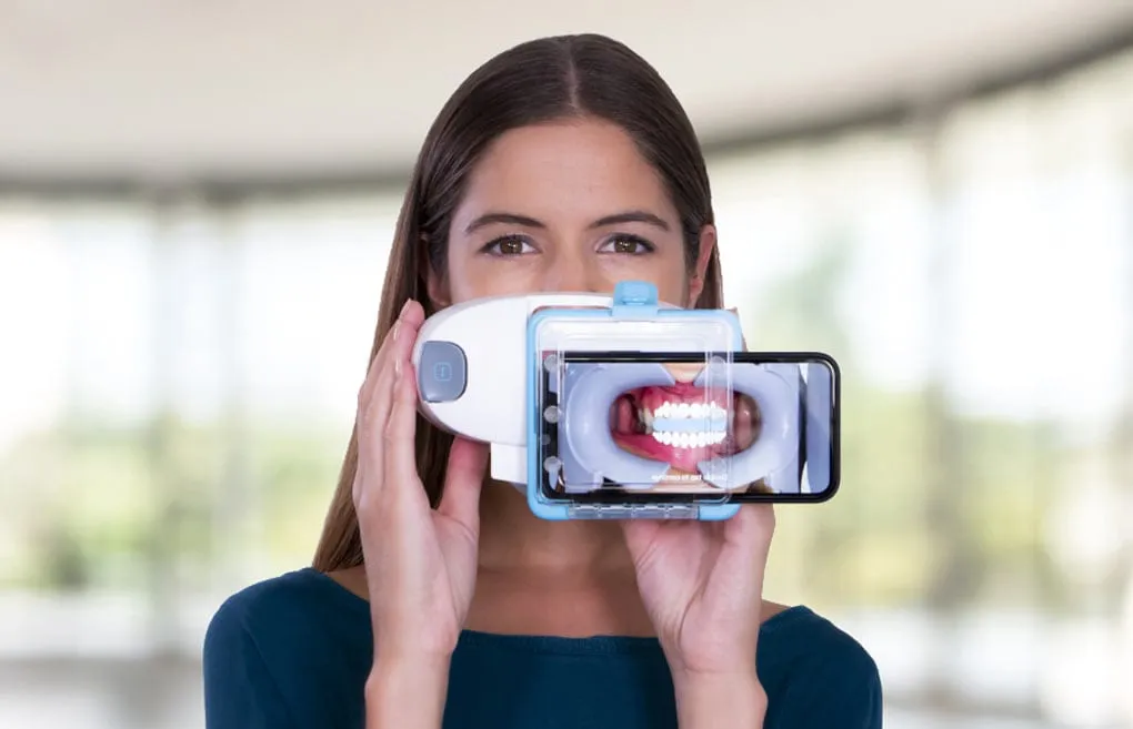 Patient using Dental Monitoring ScanBox